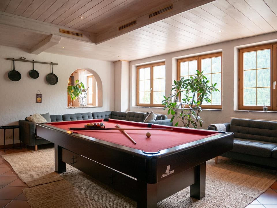 Billiard, Game Room