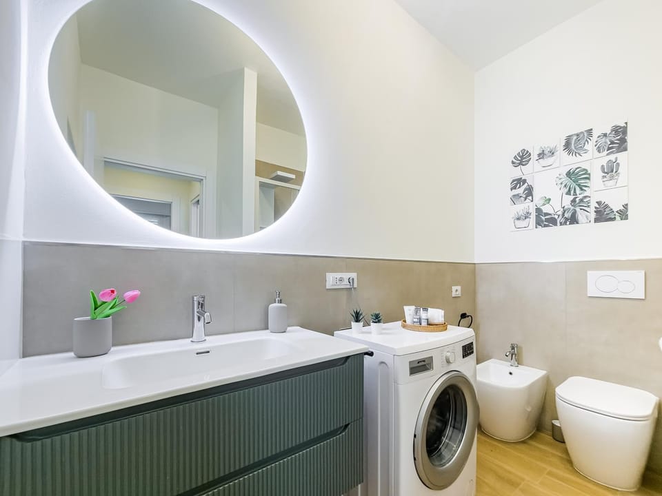 Toilet, Bathroom, towels, washing machine