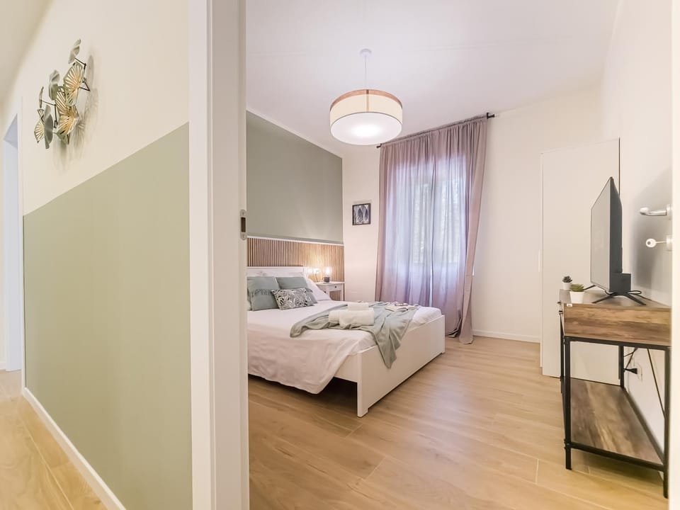 Bed, TV and multimedia, Photo of the whole room, Bedroom, towels