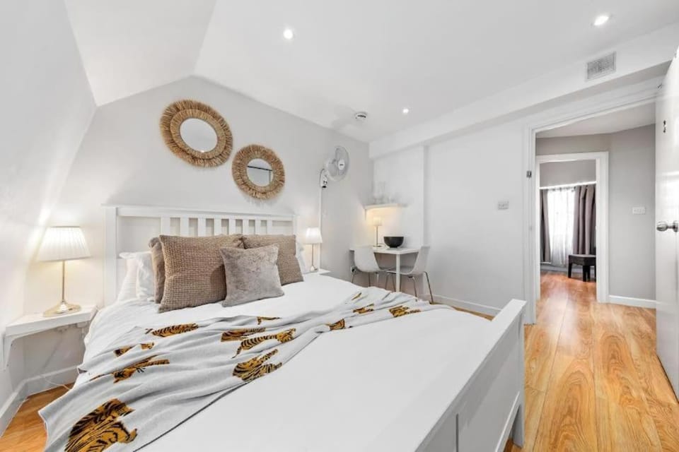 3-Bedroom Flat in London Sleep-8 HY04 Apartment in City of Westminster