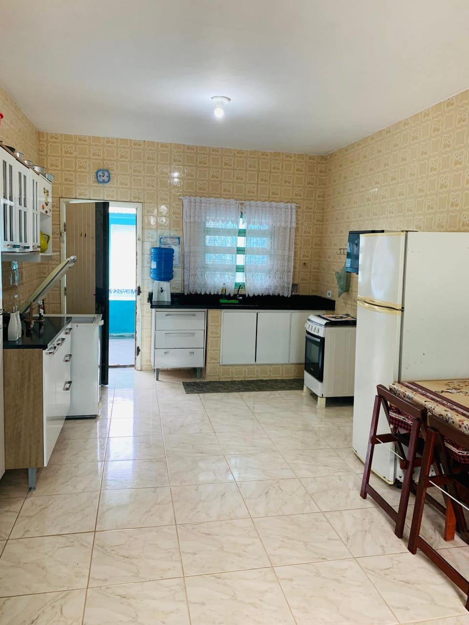 Kitchen or kitchenette, minibar, oven, stove