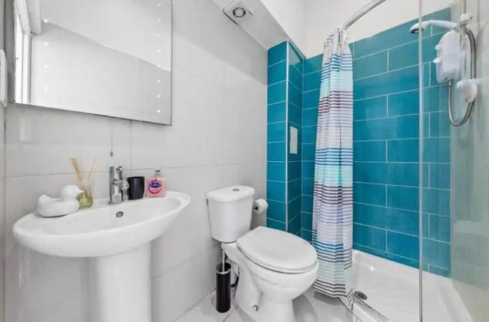 London - 2 Bedroom Flat near Clapham Junction CJ Apartment in London