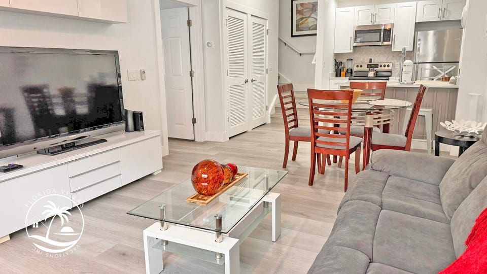 TV and multimedia, Kitchen or kitchenette, Living room, Dining area, oven, stove