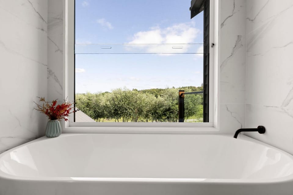 Boulders Beach retreat - Lennox Head Luxury Estate with Pool & Tennis Court sleeps 14 | Winter Escape Deal | Stay Longer =& Save | 1 June – 31 August House in Lennox Head