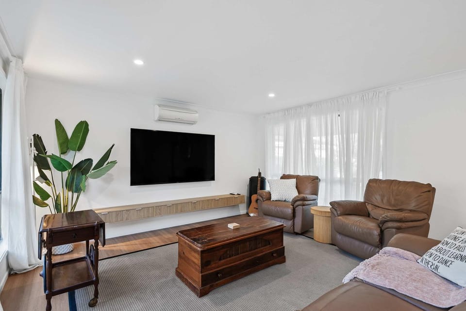 TV and multimedia, Living room, Seating area, air conditioner
