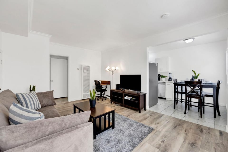TV and multimedia, Living room, Seating area, Evening entertainment