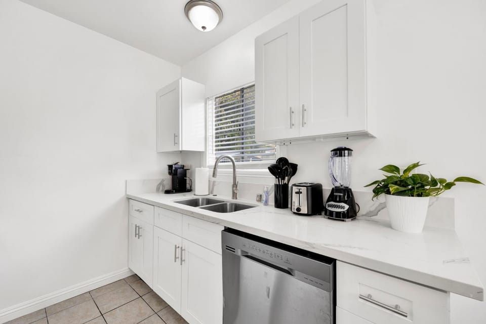 Coffee/tea facilities, Kitchen or kitchenette, dishwasher, toaster