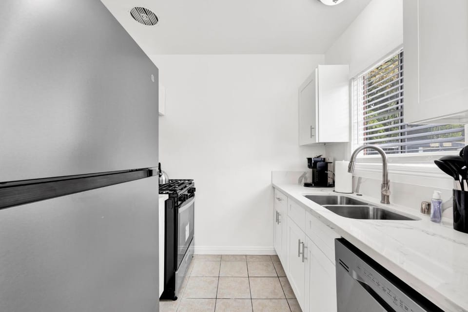 Kitchen or kitchenette, dishwasher, stove