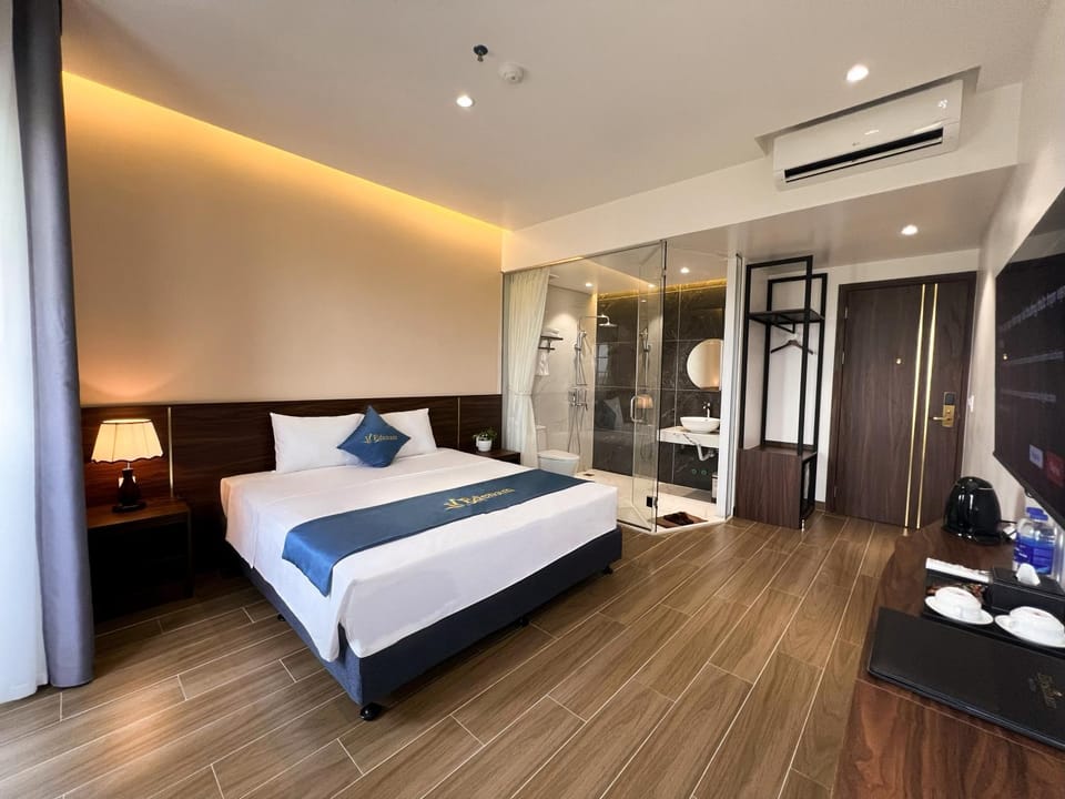 Bed, Bathroom, TV and multimedia, Coffee/tea facilities, Photo of the whole room, Bedroom, minibar, wardrobe, air conditioner