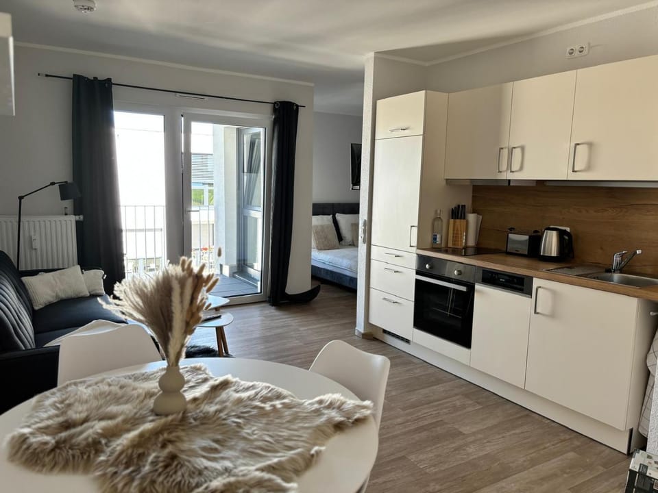 Bed, Coffee/tea facilities, Kitchen or kitchenette, Living room, Photo of the whole room, Seating area, Dining area, Bedroom, oven, stove, toaster