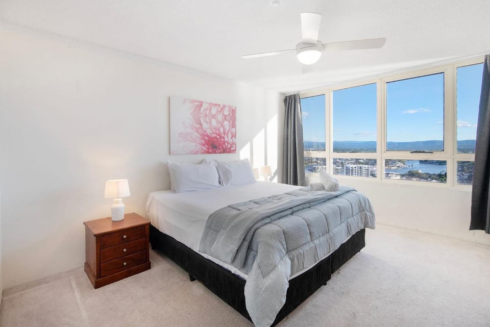 Spacious 3 Bedroom Apartment in Surfers Paradise - CoastHM Apartment in Surfers Paradise