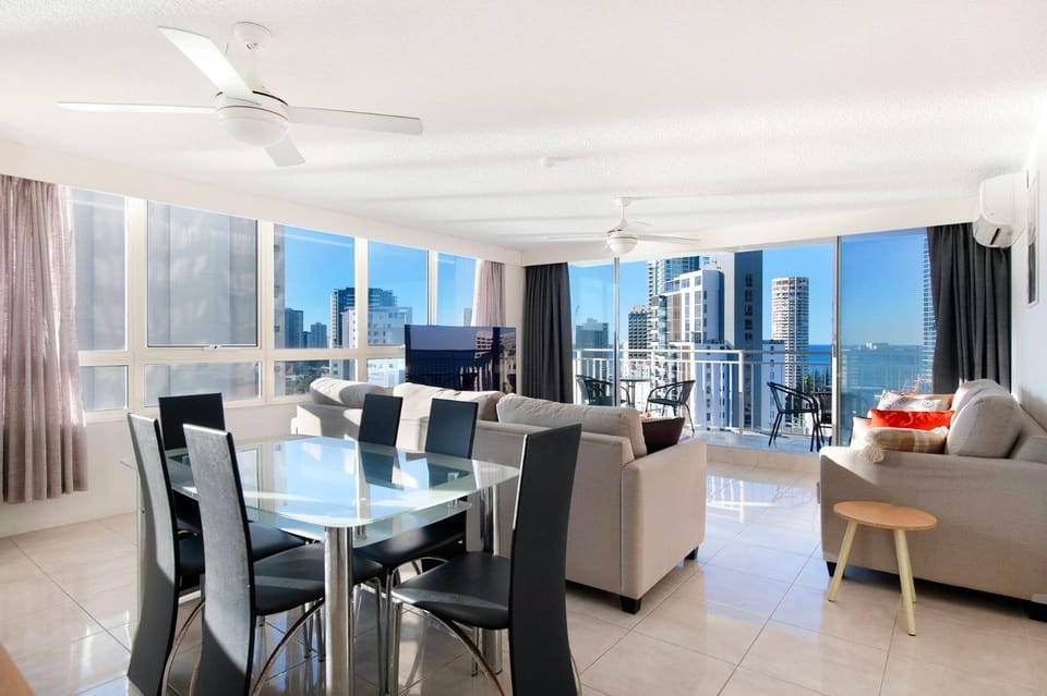 Spacious 3 Bedroom Apartment in Surfers Paradise - CoastHM Apartment in Surfers Paradise