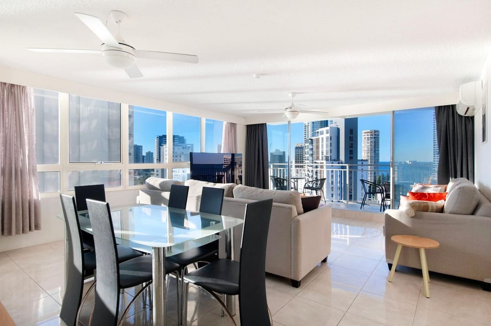 Spacious 3 Bedroom Apartment in Surfers Paradise - CoastHM Apartment in Surfers Paradise