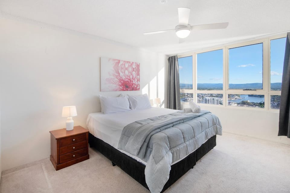 Spacious 3 Bedroom Apartment in Surfers Paradise - CoastHM Apartment in Surfers Paradise