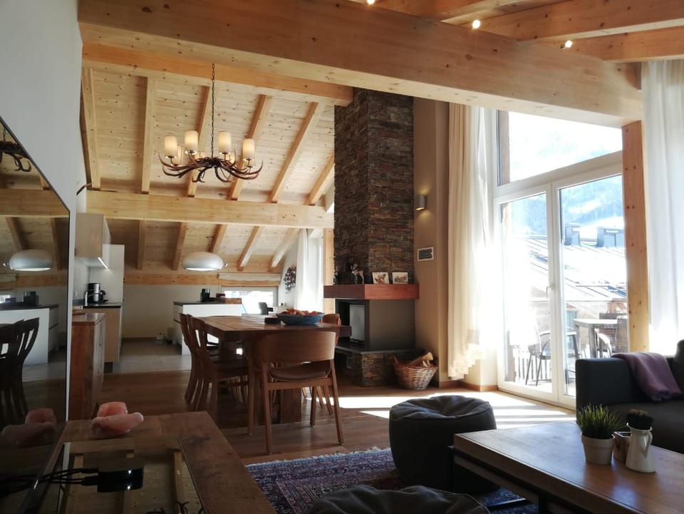 Living room, Photo of the whole room, Seating area, Dining area