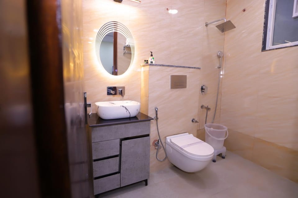Shower, Toilet, Bathroom, bidet, towels