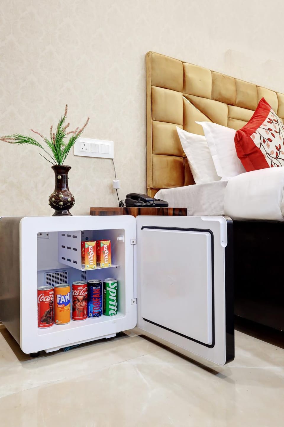 Kitchen or kitchenette, Living room, Food and drinks, minibar