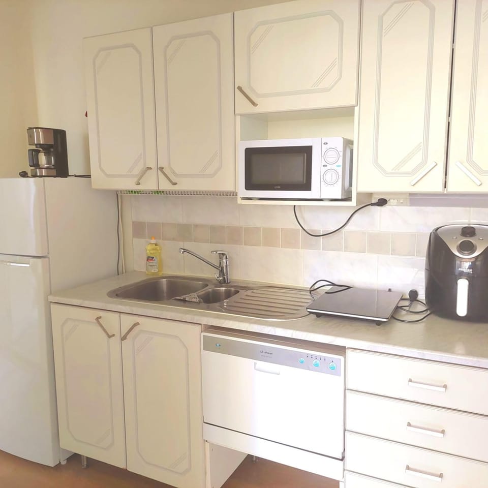 Coffee/tea facilities, Kitchen or kitchenette, dishwasher, stove