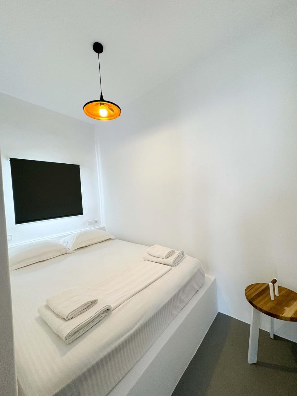 Bed, TV and multimedia, Photo of the whole room