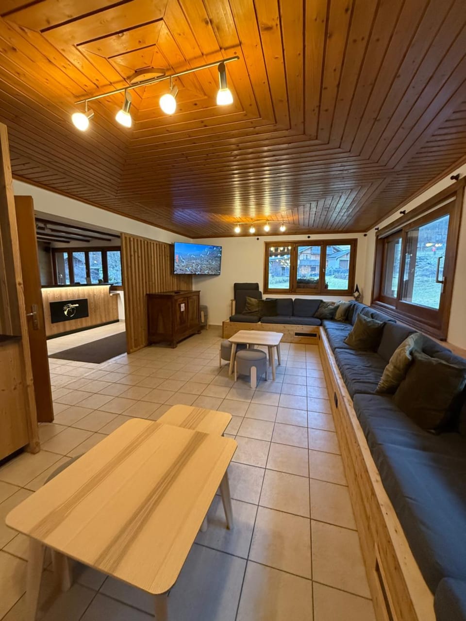 Communal lounge/ TV room, Spring, Winter, Summer, TV and multimedia, Kitchen or kitchenette, Living room, Seating area, Dining area, On site