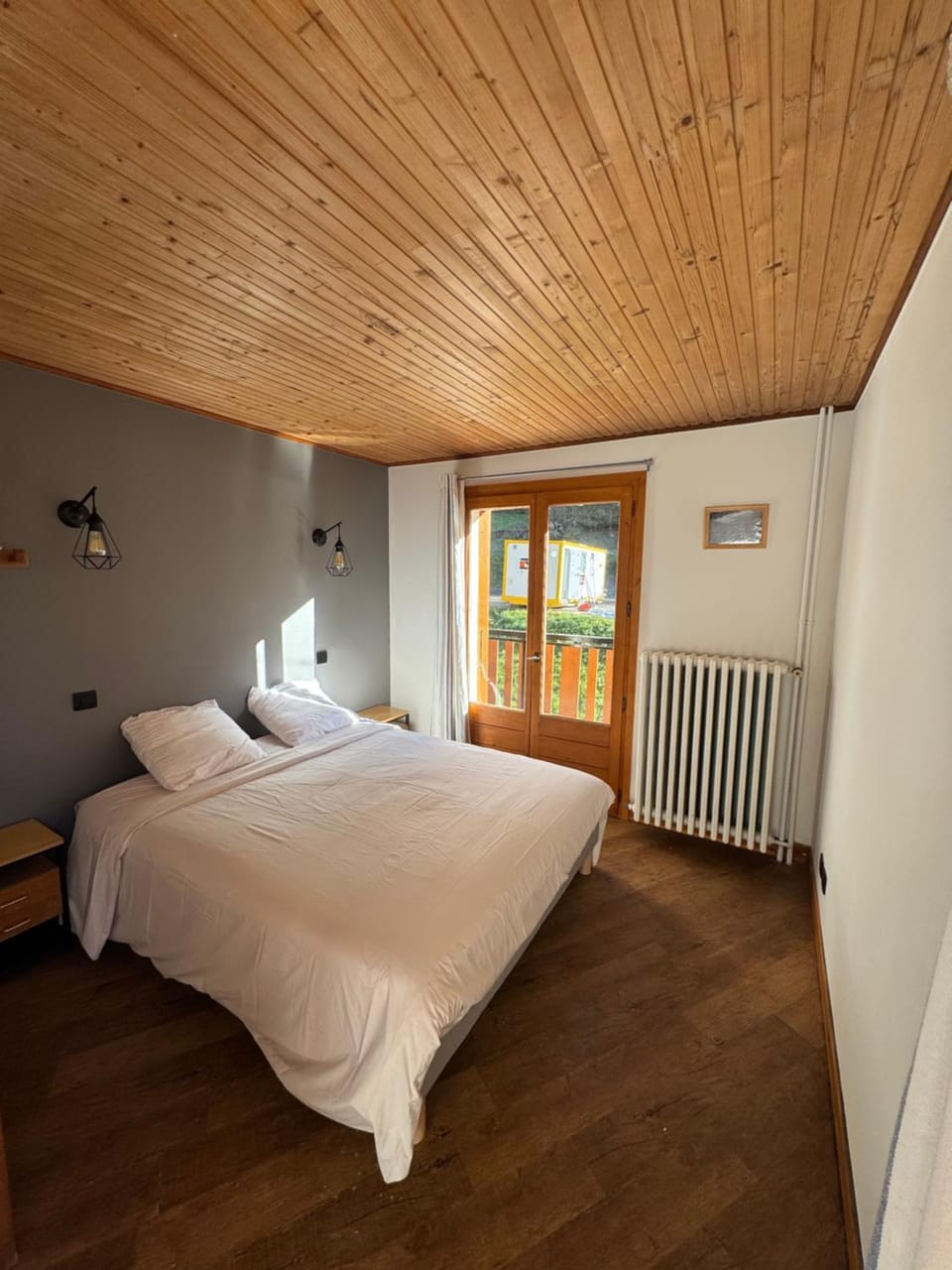 Bed, Night, Photo of the whole room, Bedroom, internet