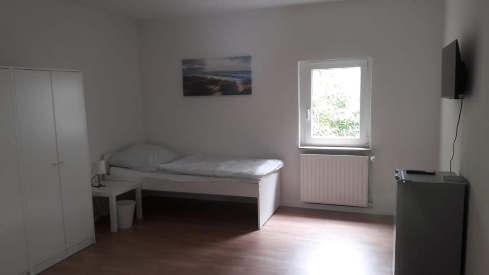 Bed, TV and multimedia, Bedroom