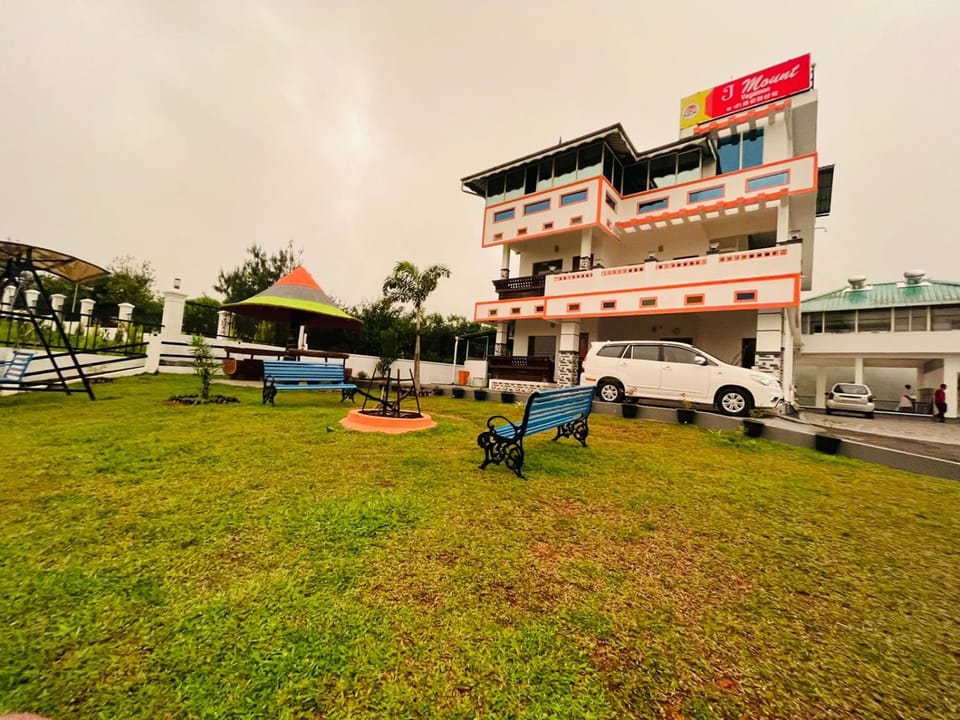 Property building, View (from property/room), Seating area, Parking