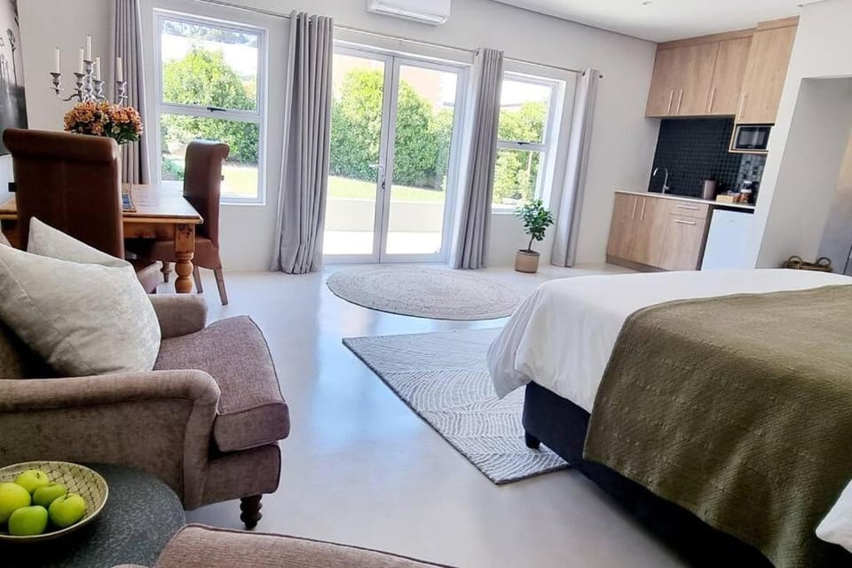 Bed, Photo of the whole room, Dining area, Bedroom