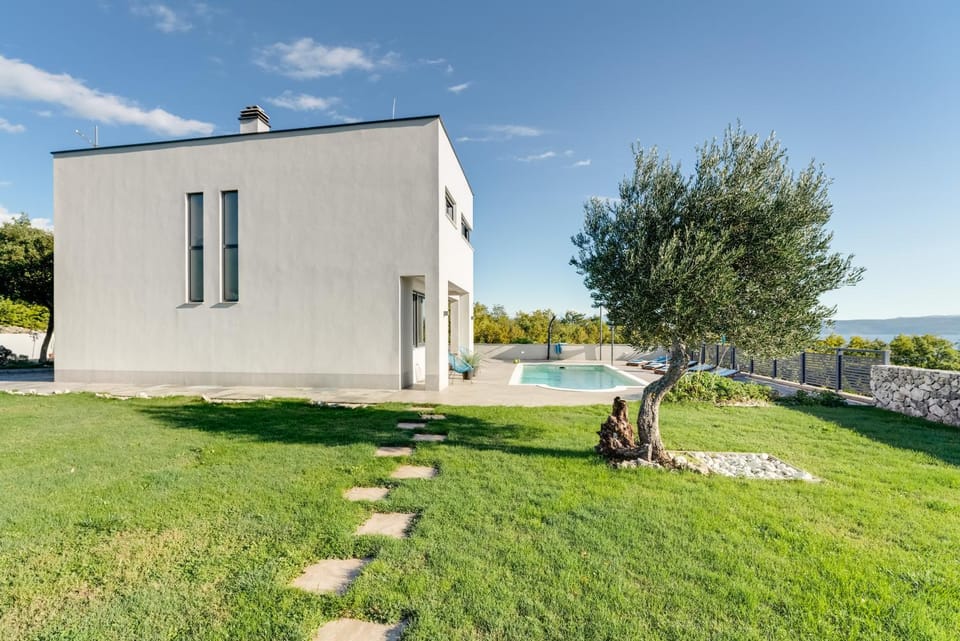 Luxury villa with pool near the beach, great view - TRAVELER tourist agency Krk - ID 2135 Villa in Crikvenica