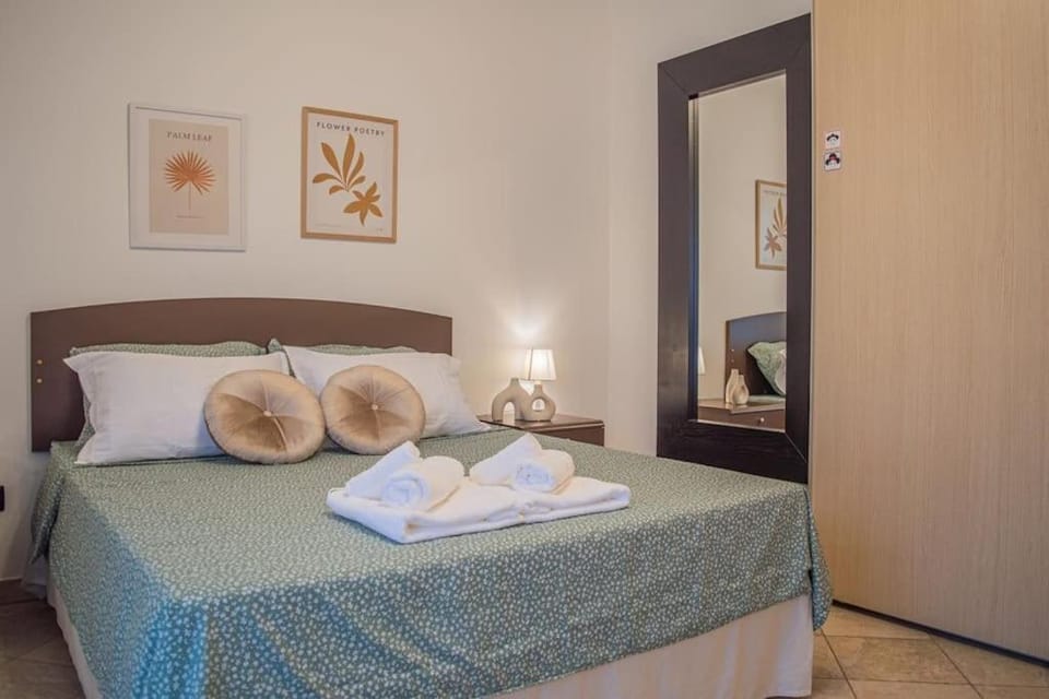 Bed, Photo of the whole room, Bedroom, towels, wardrobe