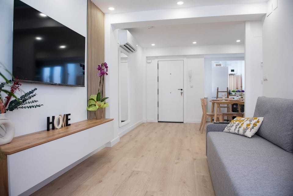 Communal lounge/ TV room, Communal lounge/ TV room, TV and multimedia, Living room, Seating area, Evening entertainment