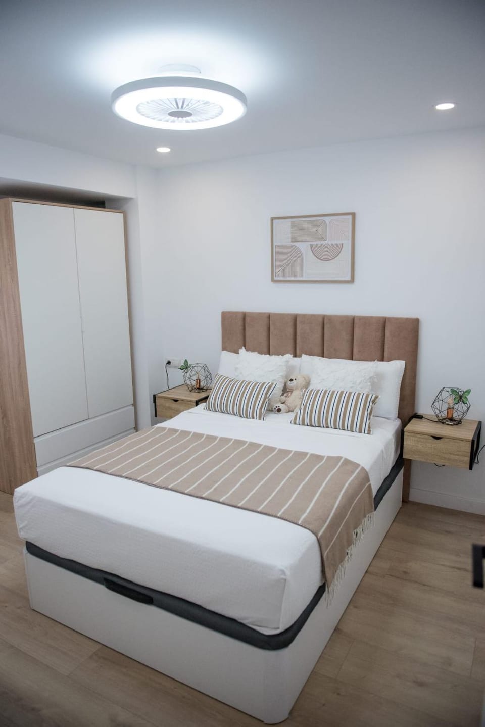 Bed, Photo of the whole room, Bedroom