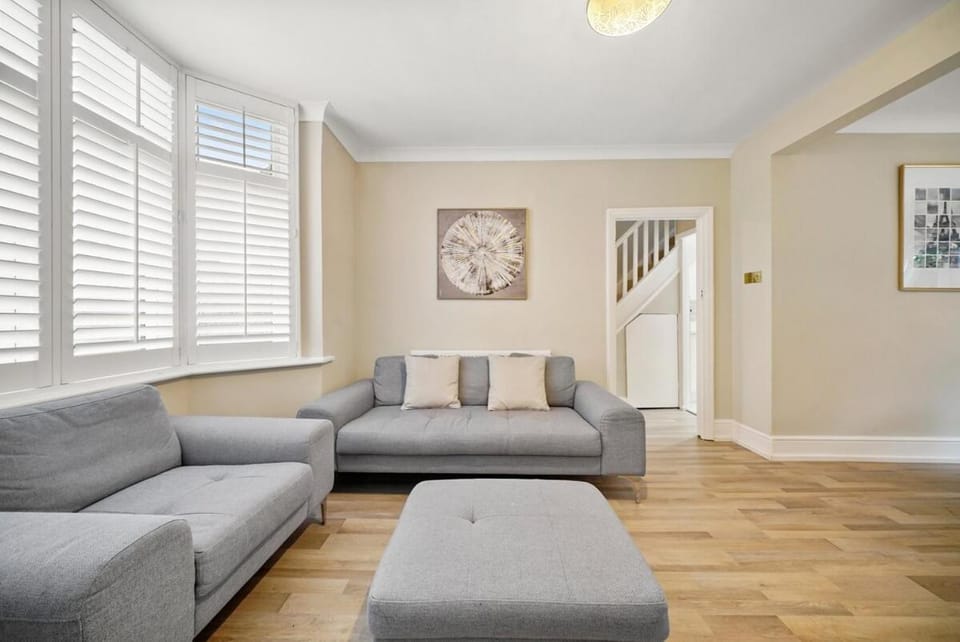3 Bedroom House Short Term Rental & Flexible Renting Hornchurch With Free Wi-Fi, Free parking & Garden Sleeps 6! Bed and Breakfast in Romford