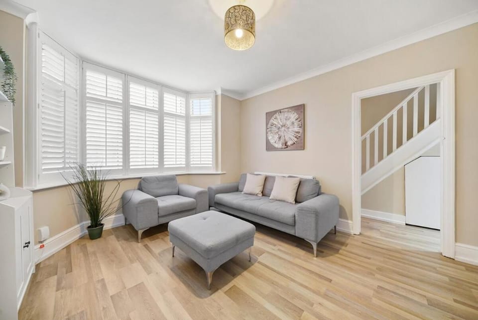 3 Bedroom House Short Term Rental & Flexible Renting Hornchurch With Free Wi-Fi, Free parking & Garden Sleeps 6! Bed and Breakfast in Romford