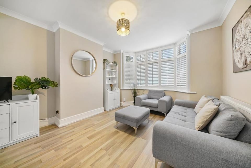 3 Bedroom House Short Term Rental & Flexible Renting Hornchurch With Free Wi-Fi, Free parking & Garden Sleeps 6! Bed and Breakfast in Romford