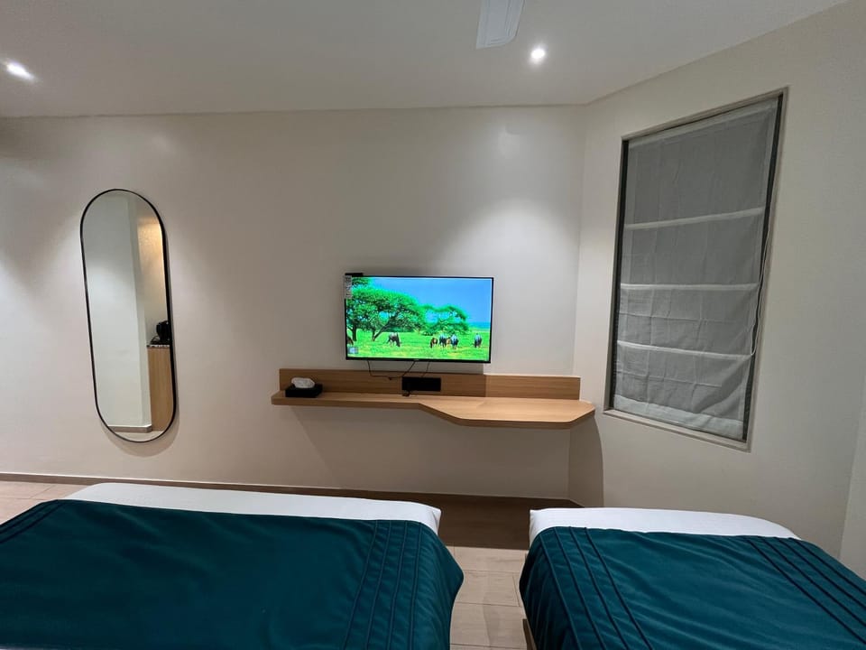 Bed, TV and multimedia, Photo of the whole room, Bedroom