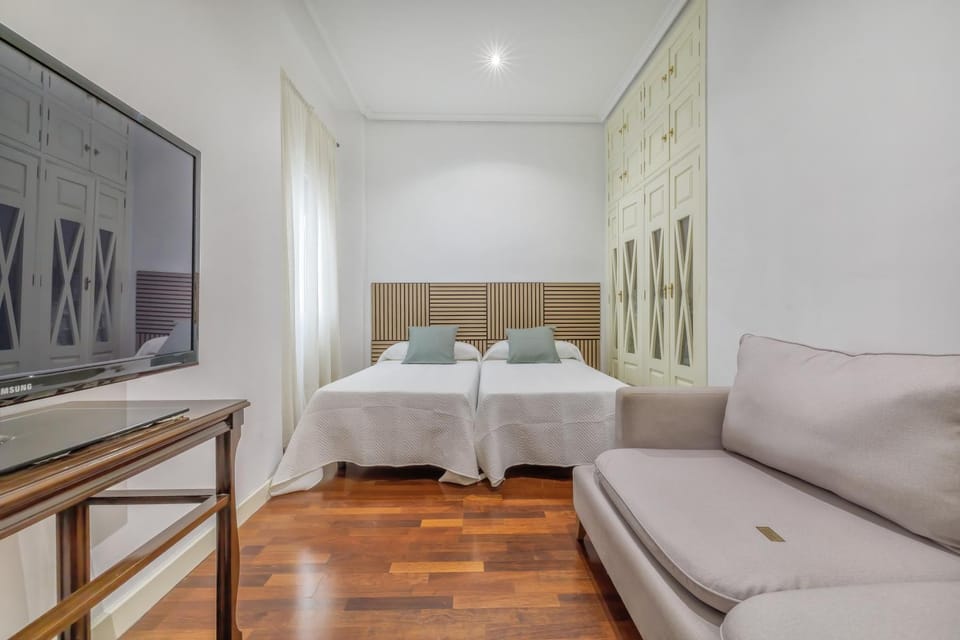 Bed, TV and multimedia, Bedroom, wardrobe