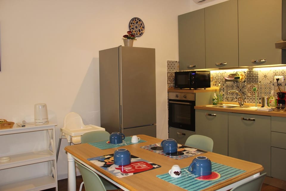 Kitchen or kitchenette, Dining area, oven, stove
