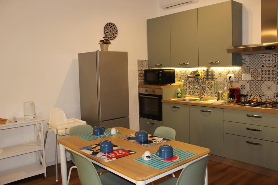 Kitchen or kitchenette, Dining area, dishwasher, oven, stove