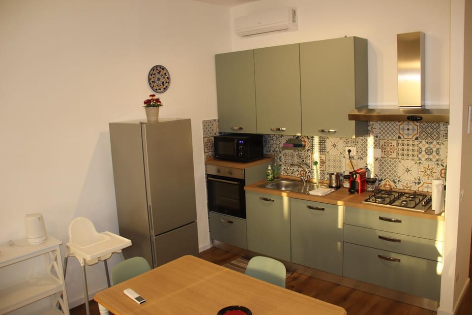 Kitchen or kitchenette, Dining area, dishwasher, oven, stove