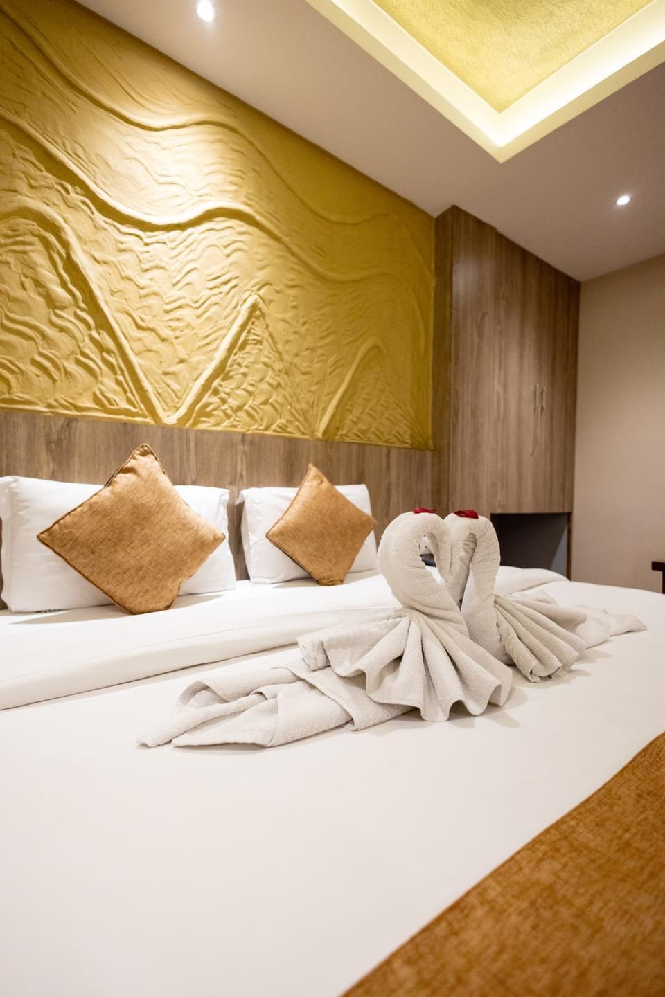 Bed, Bedroom, towels