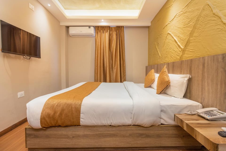 Bed, TV and multimedia, Photo of the whole room, Bedroom
