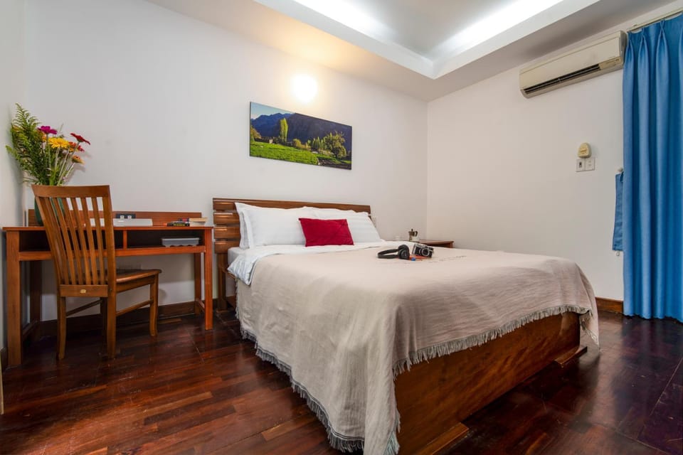 Bed, Photo of the whole room, Dining area, Bedroom