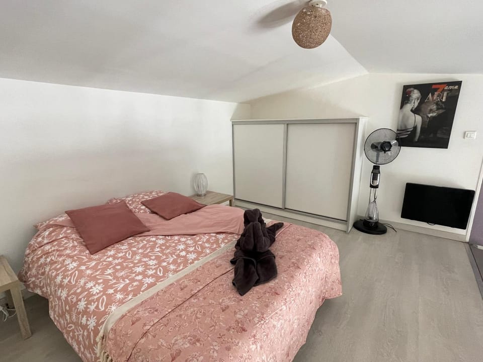 Bed, Bedroom, towels