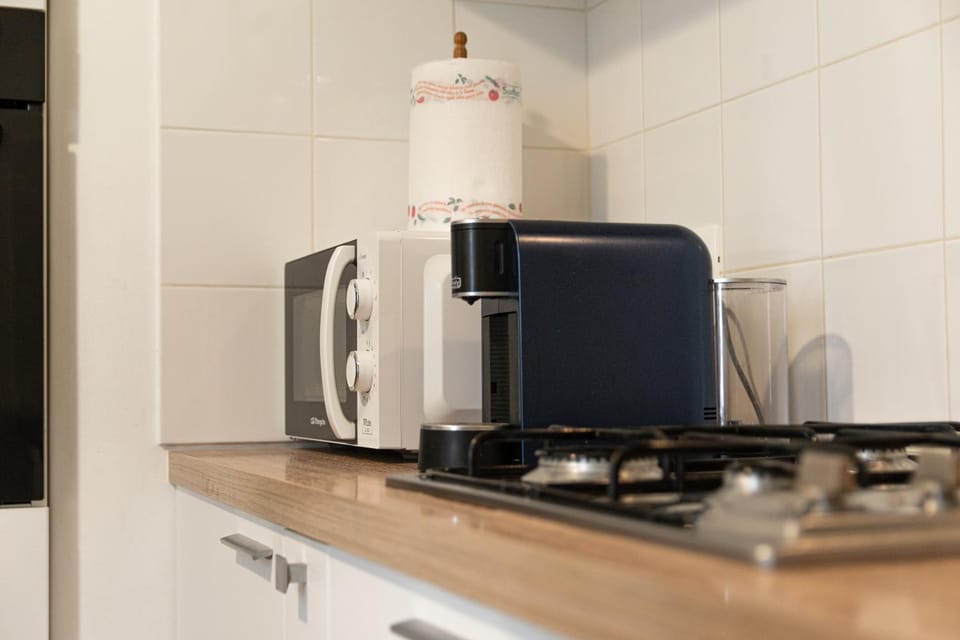 Coffee/tea facilities, Kitchen or kitchenette, microwave, stove