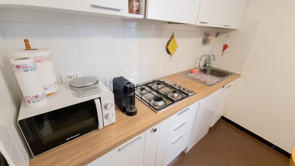 Coffee/tea facilities, Kitchen or kitchenette, dishwasher, stove