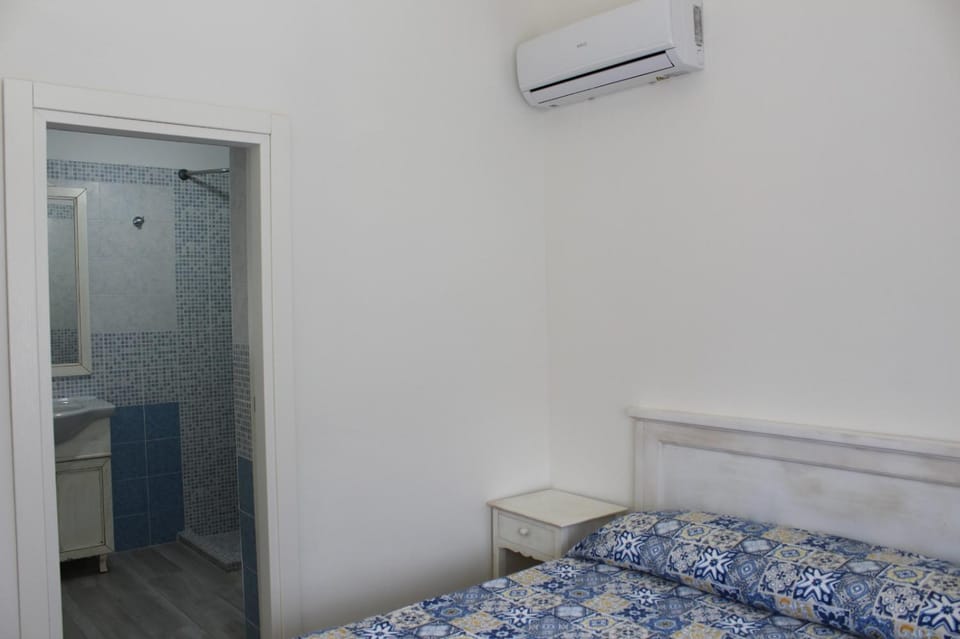 Bed, Photo of the whole room, Bedroom, air conditioner