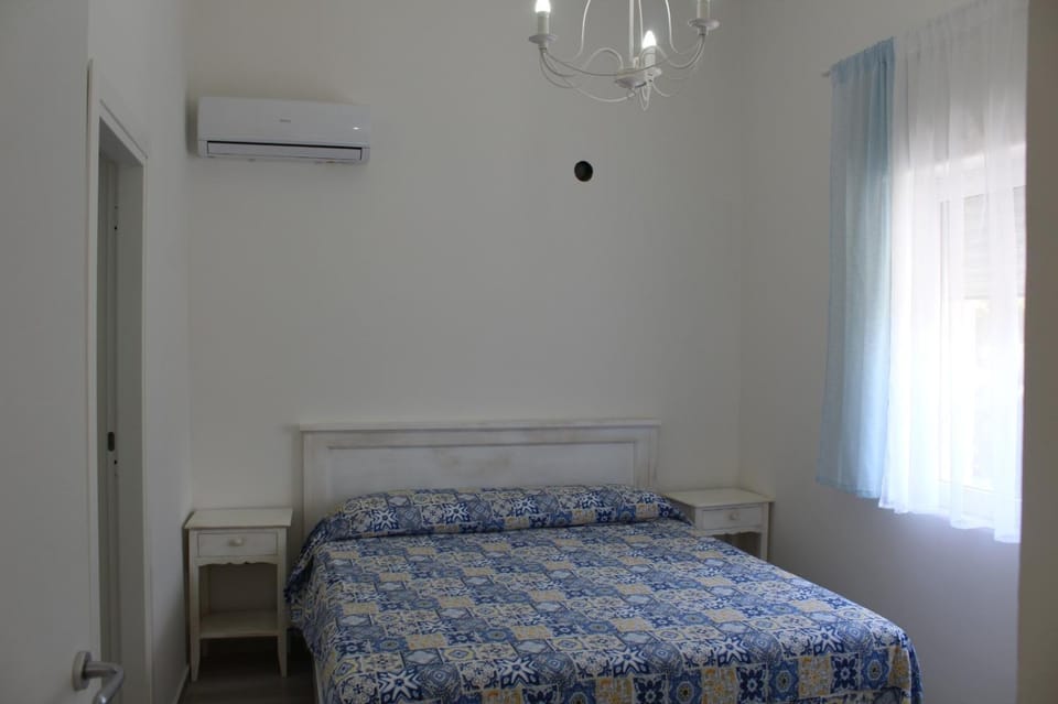 Bed, Photo of the whole room, Bedroom, air conditioner