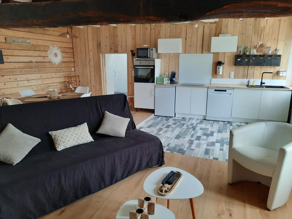 Coffee/tea facilities, Kitchen or kitchenette, Living room, Seating area, oven, stove