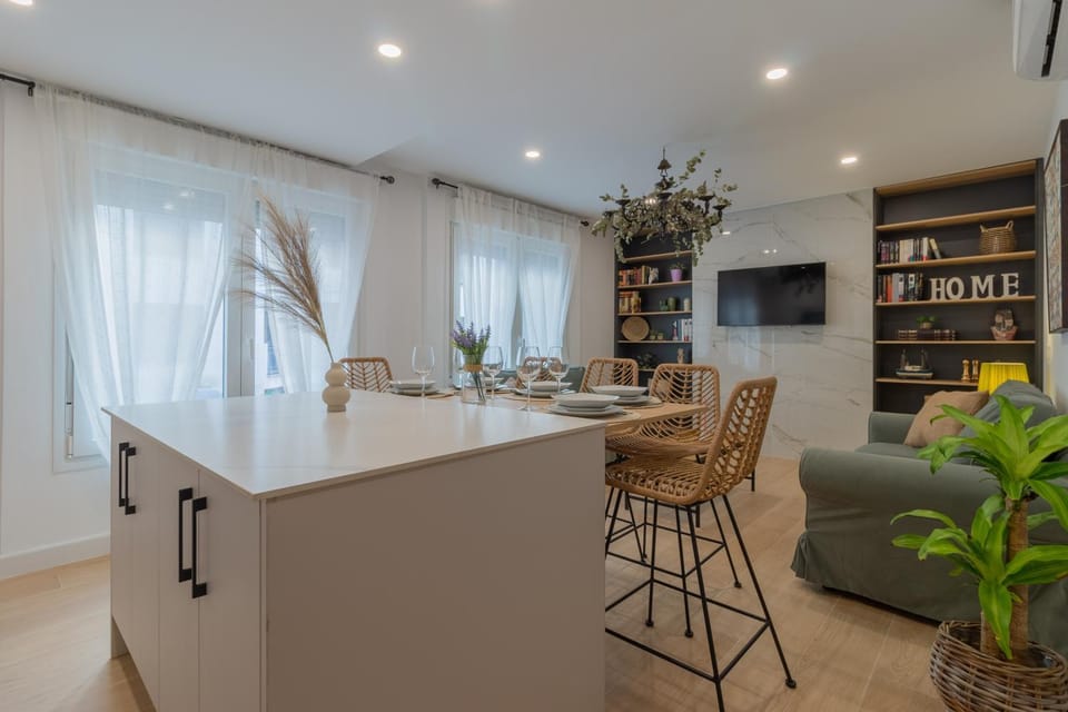Kitchen or kitchenette, Living room, Seating area, Dining area